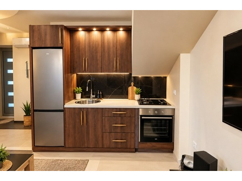 Küche mit Holzfronten und Kühlschrank