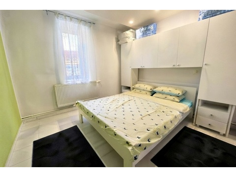 Schlafzimmer mit Doppelbett und Einbauschrank