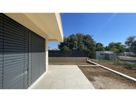 Terrasse vor der Wohnung mit Rollläden