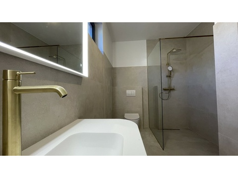 Badezimmer mit Badewanne und Dusche