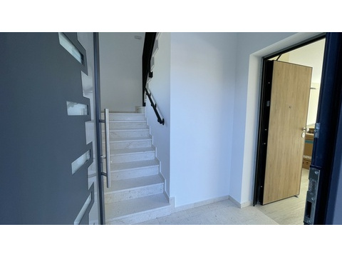 Treppenhaus und Wohnungstür im Erdgeschoss