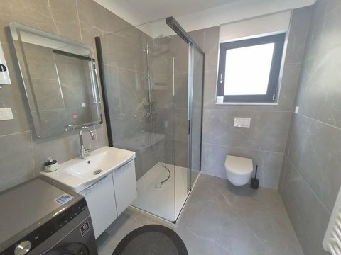 Waschbecken und Glasdusche im Badezimmer