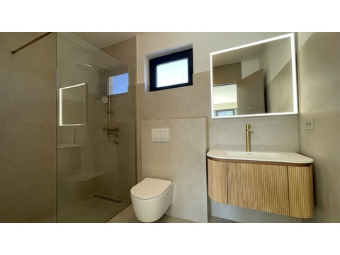 Zweites Badezimmer mit Dusche