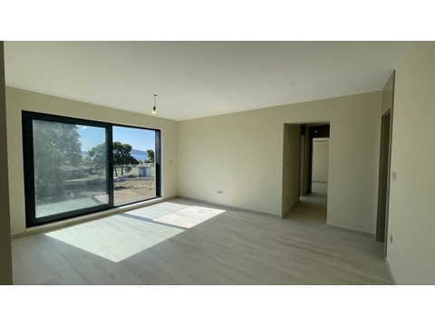 Helles Zimmer mit großem Fenster