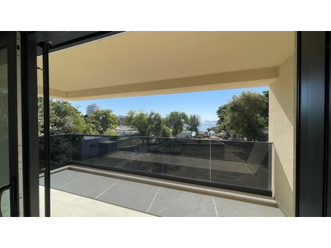Überdachte Terrasse mit Glasgeländer