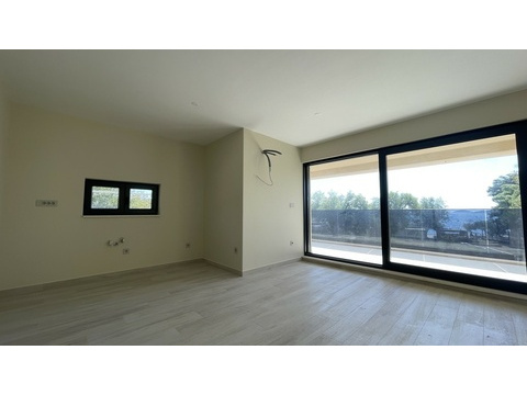 Küchenbereich mit Fenster und Terrassentür
