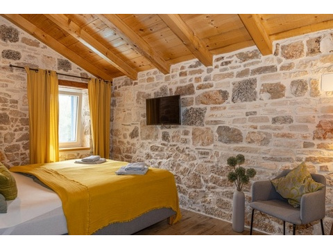 Schlafzimmer mit Holzdecke