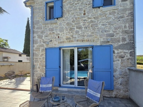 Hausseite mit Sitzplatz auf der Terrasse