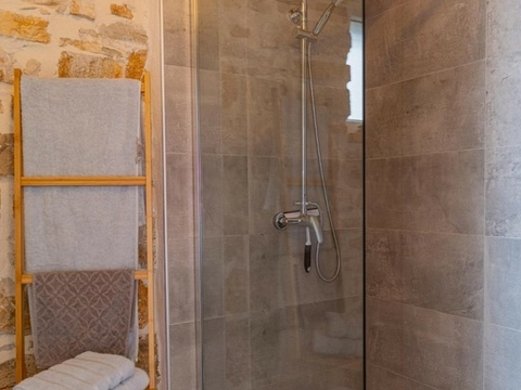 Duschbad mit Natursteinwand