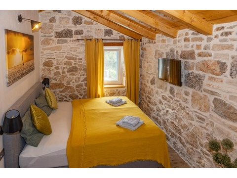 Schlafzimmer mit Natursteinwand
