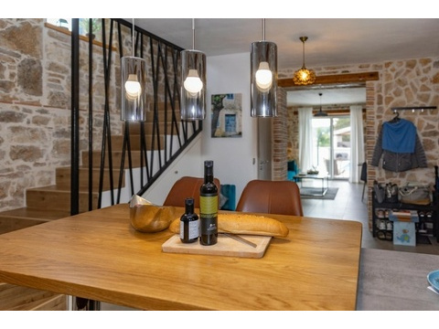 Esstisch im Wohnbereich mit Treppe