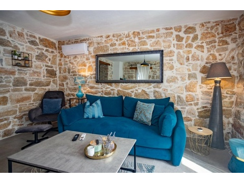 Wohnbereich mit Sofa und Natursteinwand