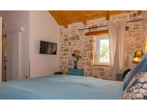 Helles Schlafzimmer mit Fenster