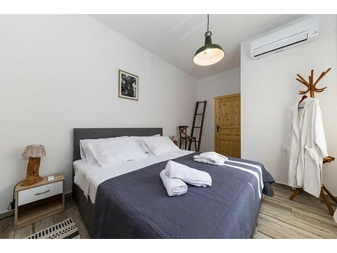 Schlafzimmer mit Doppelbett und Klimaanlage