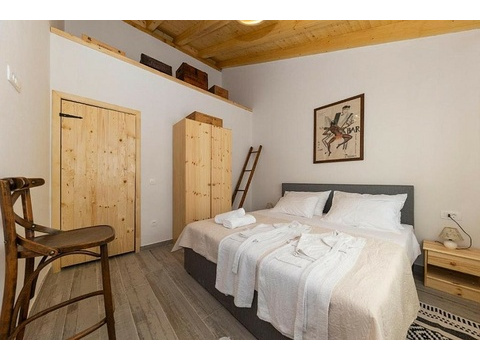 Schlafzimmer mit Holzdecke und Schrank