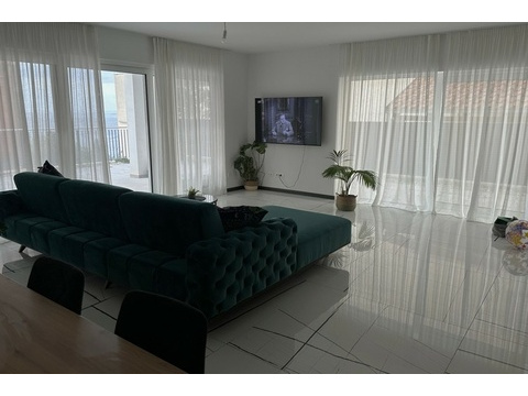 Wohnzimmer mit Sofa und Fernseher