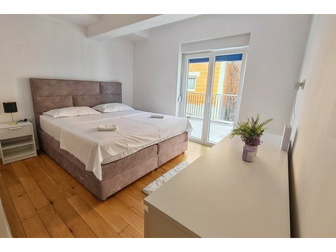 Schlafzimmer mit Doppelbett und Holzboden