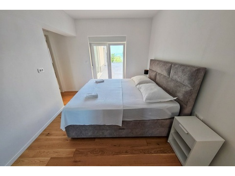 Schlafzimmer mit Zugang zur Terrasse