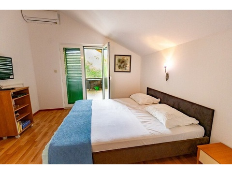 Schlafzimmer mit Zugang zur Terrasse