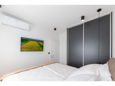 Schlafzimmer mit Einbauschrank und Klimaanlage