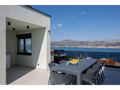 Überdachte Terrasse mit Essbereich und Meerblick