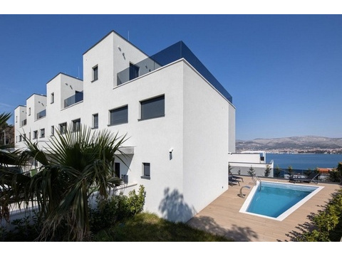 Moderner Neubaukomplex mit Pool und Meerblick