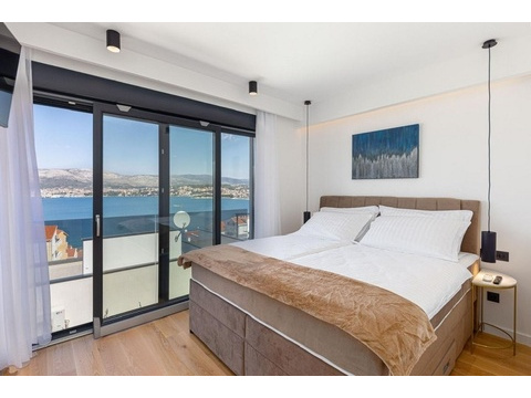 Schlafzimmer mit Meerblick und Balkonzugang