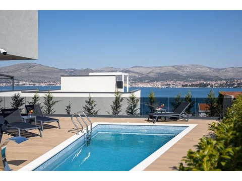 Pool- und Meerblick von der Terrasse des Reihenhauses