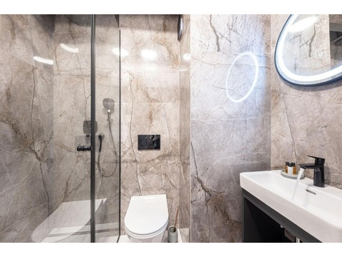 Modernes Badezimmer mit Dusche und hochwertiger Ausstattung