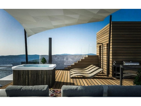 Terrasse mit Whirlpool und Meerblick