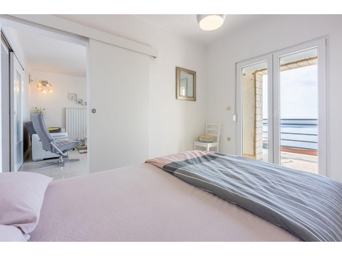 Schlafzimmer mit Balkon und Meerblick