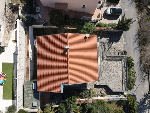 Luftaufnahme des Hauses mit Grundstück und Terrassen