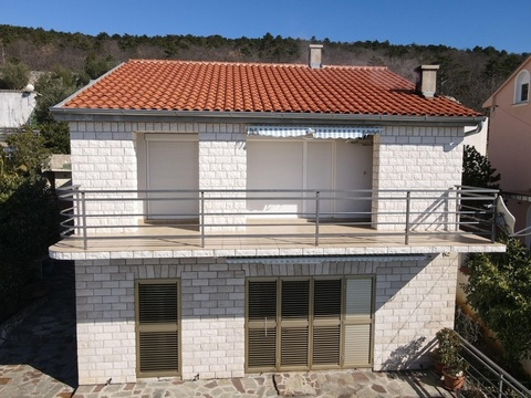 Frontansicht des Hauses H3821, das in Crikvenica zum Verkauf steht.
