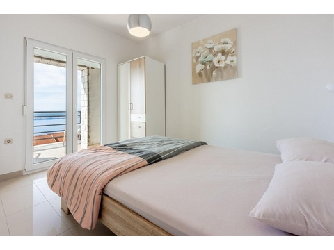 Schlafzimmer mit Doppelbett und Zugang zum Balkon