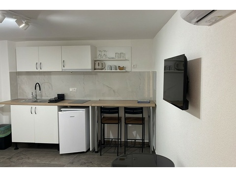 Küche mit Bar und TV im Appartement in Kroatien