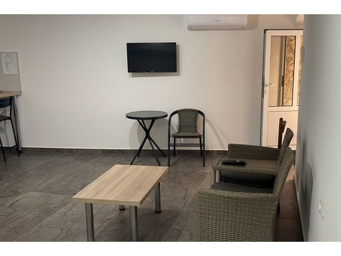 Wohnbereich mit Sessel und TV im Appartement in Kroatien