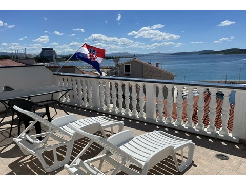 Terrasse mit Sonnenliegen und Meerblick in Kroatien