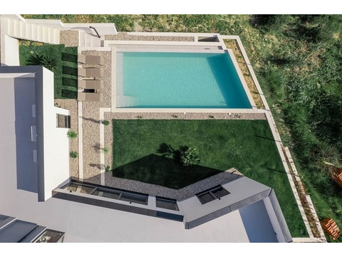 Luftaufnahme der Villa mit Pool und Gartenanlage