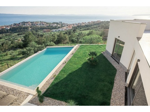 Blick auf den Pool und das Meer von der Villa H3816 bei Split in Kroatien.