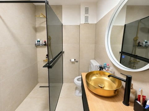 Badezimmer mit Dusche und Waschtisch