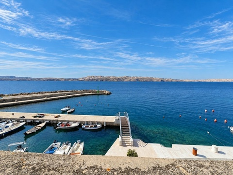 Blick von der Dachterrasse auf Hafen und Meer