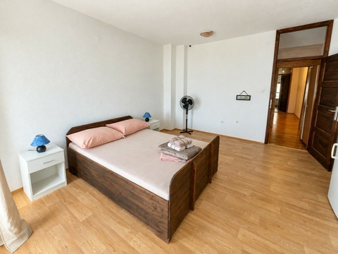Schlafzimmer mit Doppelbett und Ventilator