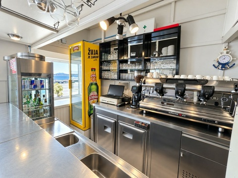 Theke mit Kaffeemaschine im Lokal
