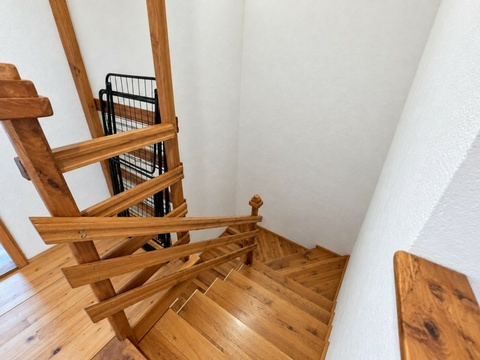 Holztreppe zum Dachgeschoss