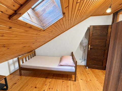 Dachzimmer mit Einzelbett