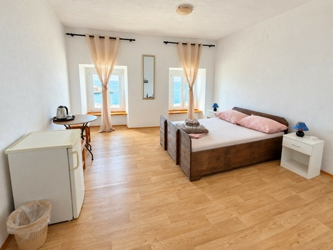 Helles Schlafzimmer mit Holzboden