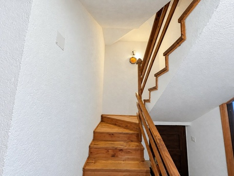 Treppenhaus mit Holztreppe