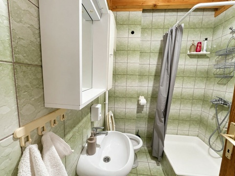 Badezimmer mit Dusche