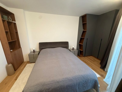 Schlafzimmer mit Doppelbett und Regalwand