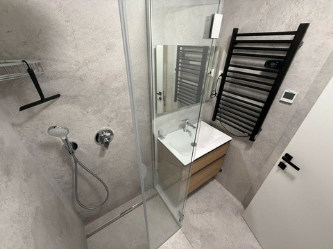 Badezimmer mit bodengleicher Dusche